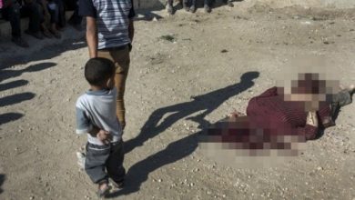 Photo of Foto – Suriye’deki teröristler çocukların gözleri önünde sivilleri kesiyor